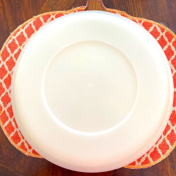 10” Tupperware 1708-5 Divided Serving Tray - Picture 5 of 5